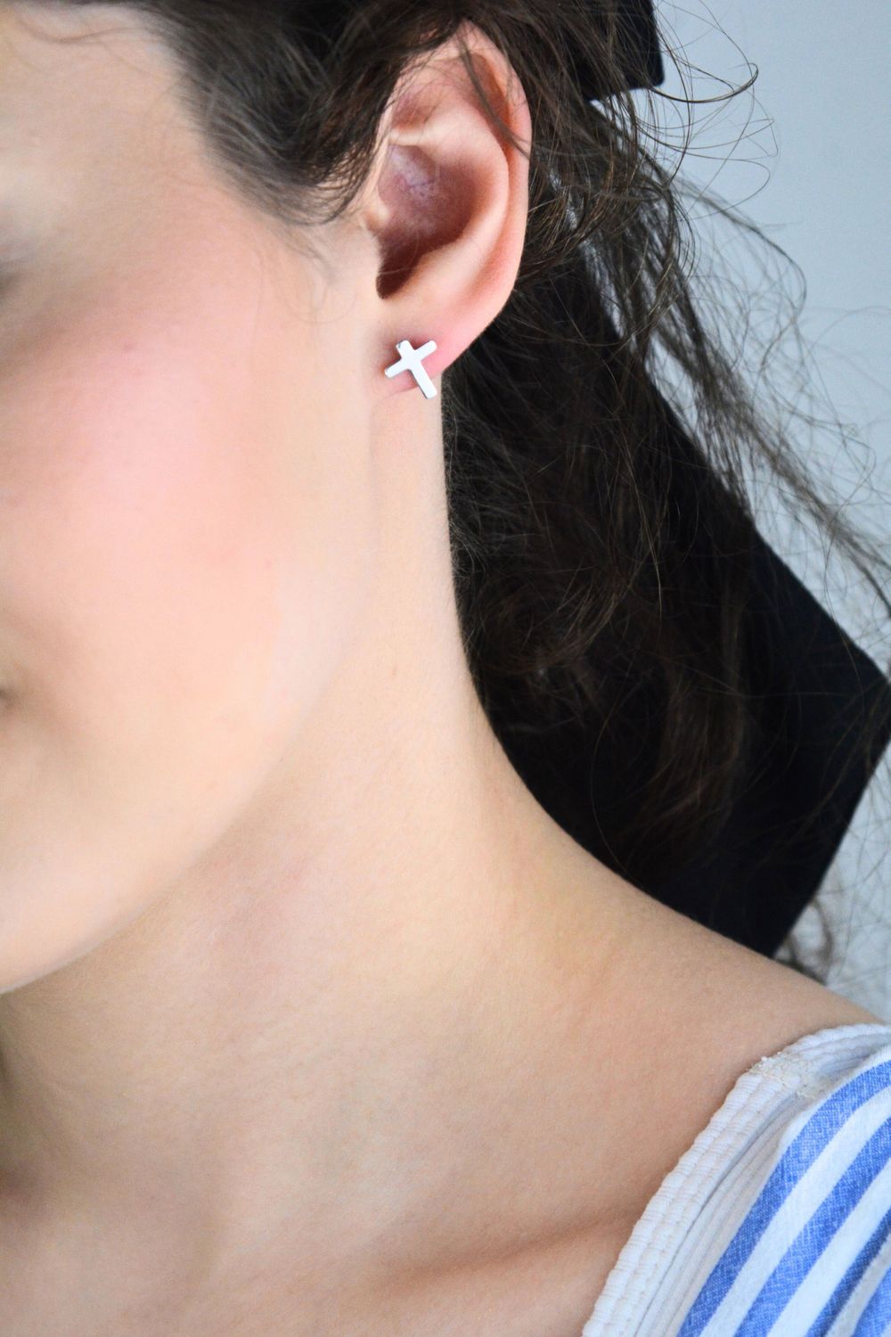 Eleganckie kolczyki damskie ze srebra 925 w kształcie gładkich krzyżyków. Wymiary 1,0 × 1,2 cm, zapięcie na sztyft, waga 0,75 g. Minimalistyczny i ponadczasowy dodatek.1.jpg