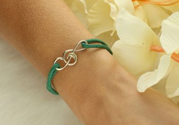 Elegancka bransoletka srebrna pozłacana próby 925 z kluczem wiolinowym na zielonym sznureczku. Regulowany rozmiar, subtelny i uniwersalny dodatek do codziennych stylizacji. Doskonały prezent 2.jpg