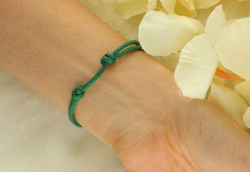 Elegancka bransoletka srebrna pozłacana próby 925 z kluczem wiolinowym na zielonym sznureczku. Regulowany rozmiar, subtelny i uniwersalny dodatek do codziennych stylizacji. Doskonały prezent3.jpg