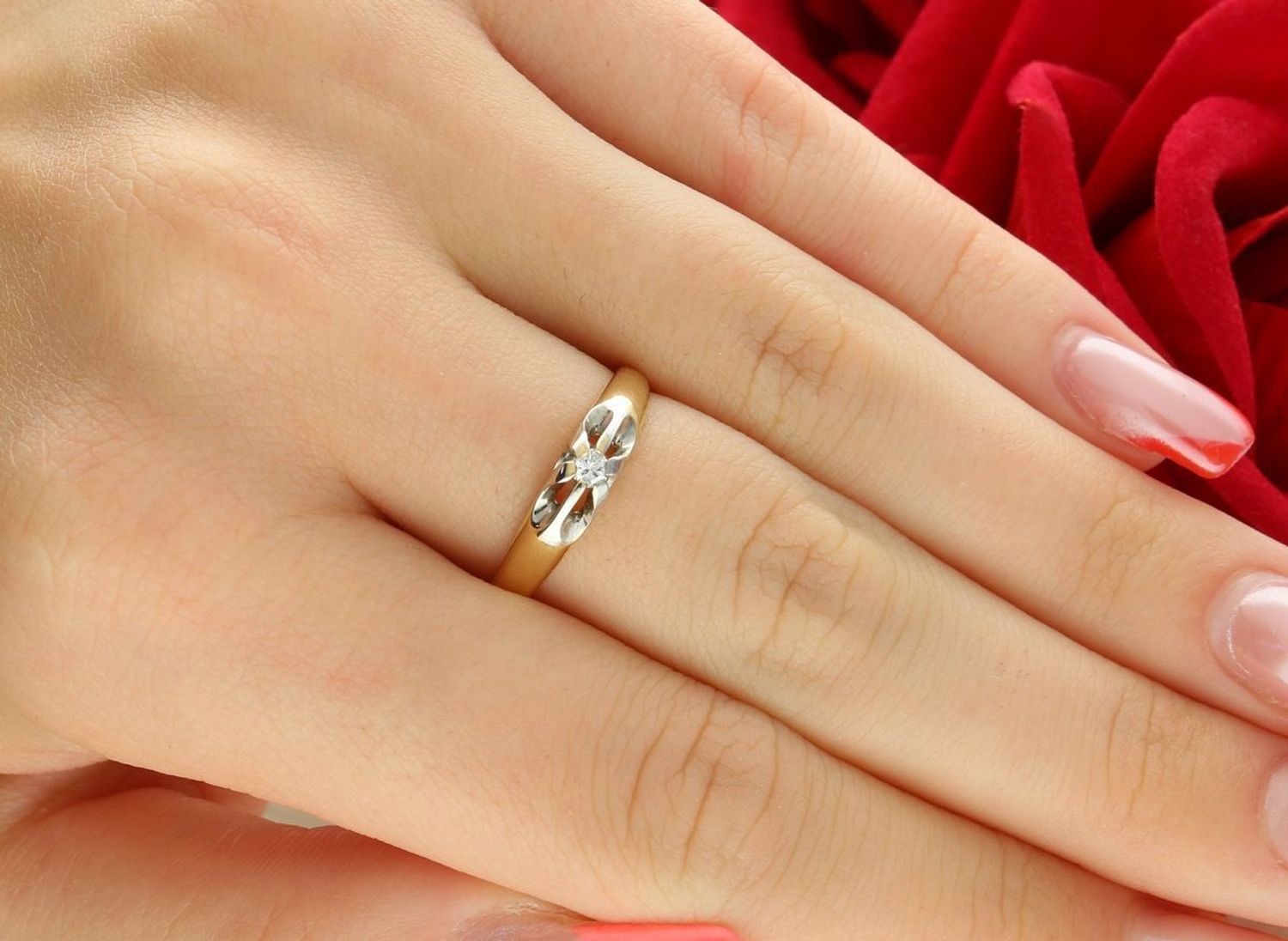 Elegancki złoty pierścionek zaręczynowy W-449 z brylantem 0,07 ct, barwa TCR, czystość SI, wykonany ze złota próby 585. Idealny prezent z certyfikatem autentyczności diamentu.1.jpg