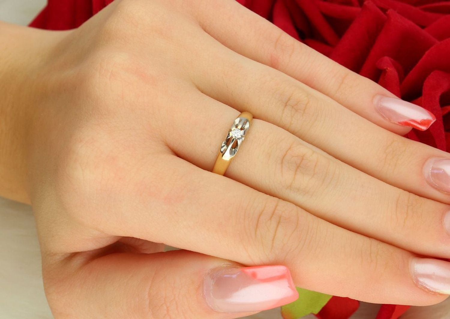 Elegancki złoty pierścionek zaręczynowy W-449 z brylantem 0,07 ct, barwa TCR, czystość SI, wykonany ze złota próby 585. Idealny prezent z certyfikatem autentyczności diamentu.1.jpg