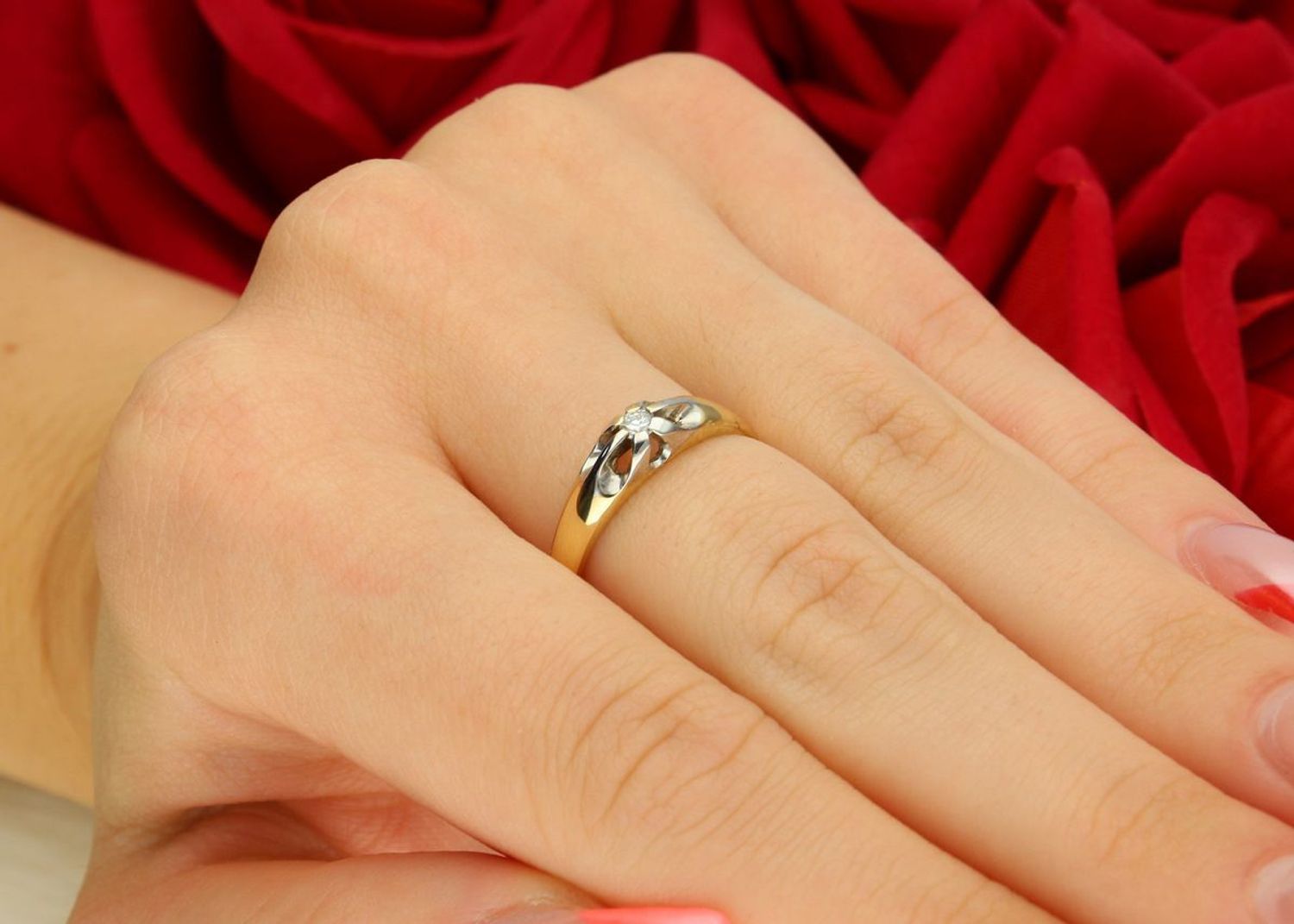 Elegancki złoty pierścionek zaręczynowy W-449 z brylantem 0,07 ct, barwa TCR, czystość SI, wykonany ze złota próby 585. Idealny prezent z certyfikatem autentyczności diamentu.1.jpg