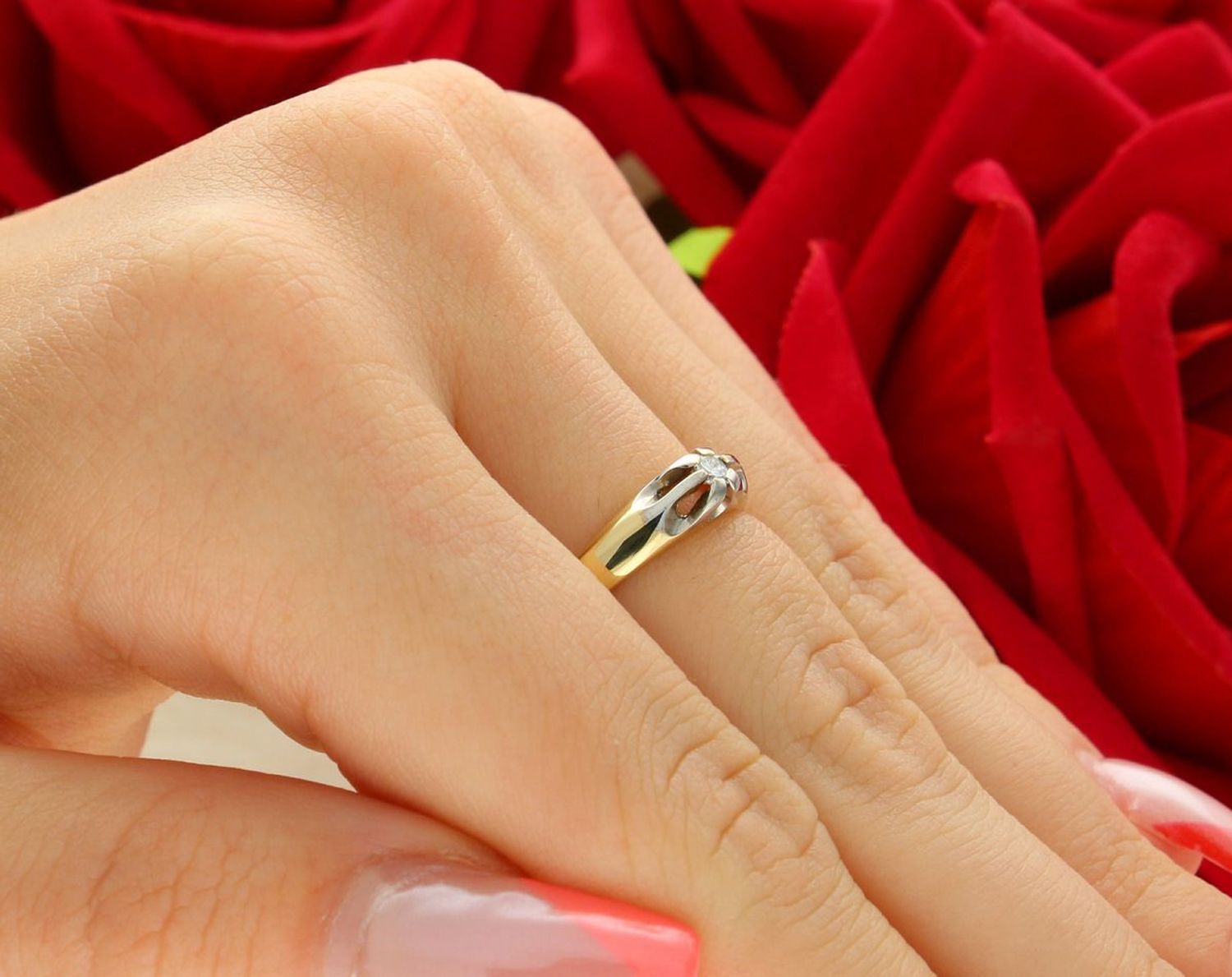 Elegancki złoty pierścionek zaręczynowy W-449 z brylantem 0,07 ct, barwa TCR, czystość SI, wykonany ze złota próby 585. Idealny prezent z certyfikatem autentyczności diamentu.1.jpg