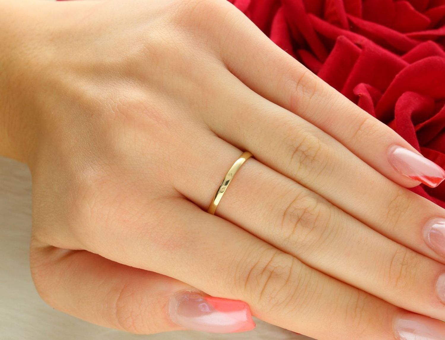 Elegancki złoty pierścionek zaręczynowy W-449 z brylantem 0,07 ct, barwa TCR, czystość SI, wykonany ze złota próby 585. Idealny prezent z certyfikatem autentyczności diamentu.1.jpg