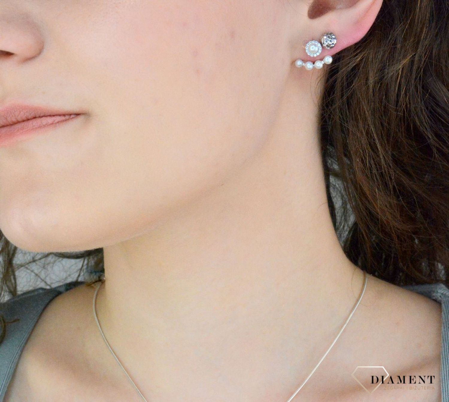 Srebrne kolczyki wkrętki zausznice perełki. Kolczyki zapinane na sztyft. Kolczyki z białymi perełkami. Kolczyki damskie na prezent. Kolczyki zausznice. Nasze kolczyki są wykonane z 1szczegół i detal.jpg