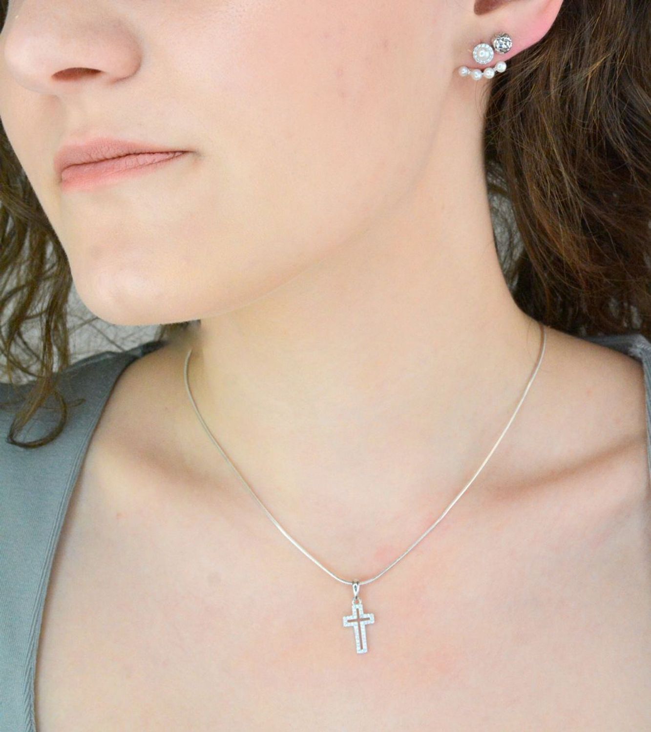 Srebrne kolczyki wkrętki zausznice perełki. Kolczyki zapinane na sztyft. Kolczyki z białymi perełkami. Kolczyki damskie na prezent. Kolczyki zausznice. Nasze kolczyki są wykonane z 1szczegół i detal.jpg