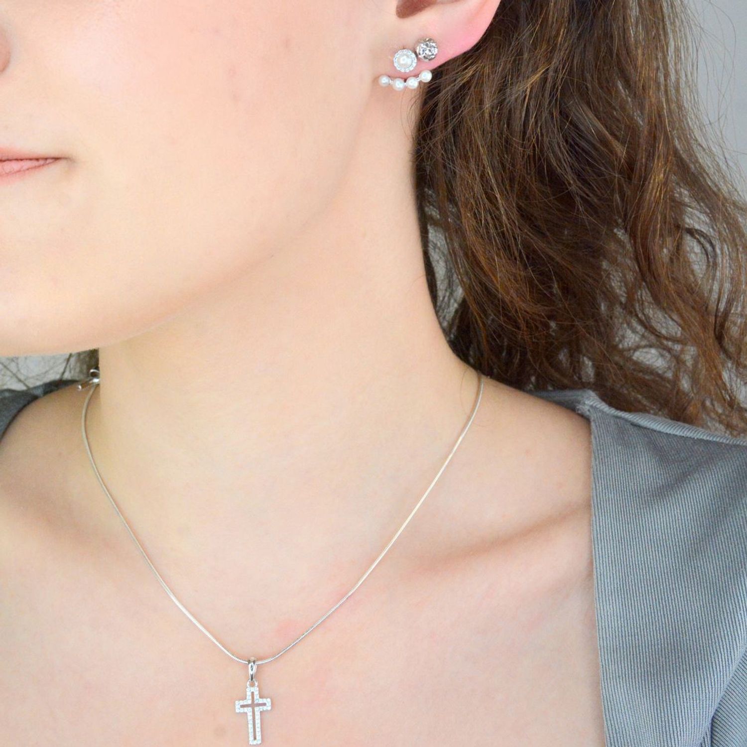 Srebrne kolczyki wkrętki zausznice perełki. Kolczyki zapinane na sztyft. Kolczyki z białymi perełkami. Kolczyki damskie na prezent. Kolczyki zausznice. Nasze kolczyki są wykonane z 1szczegół i detal.jpg